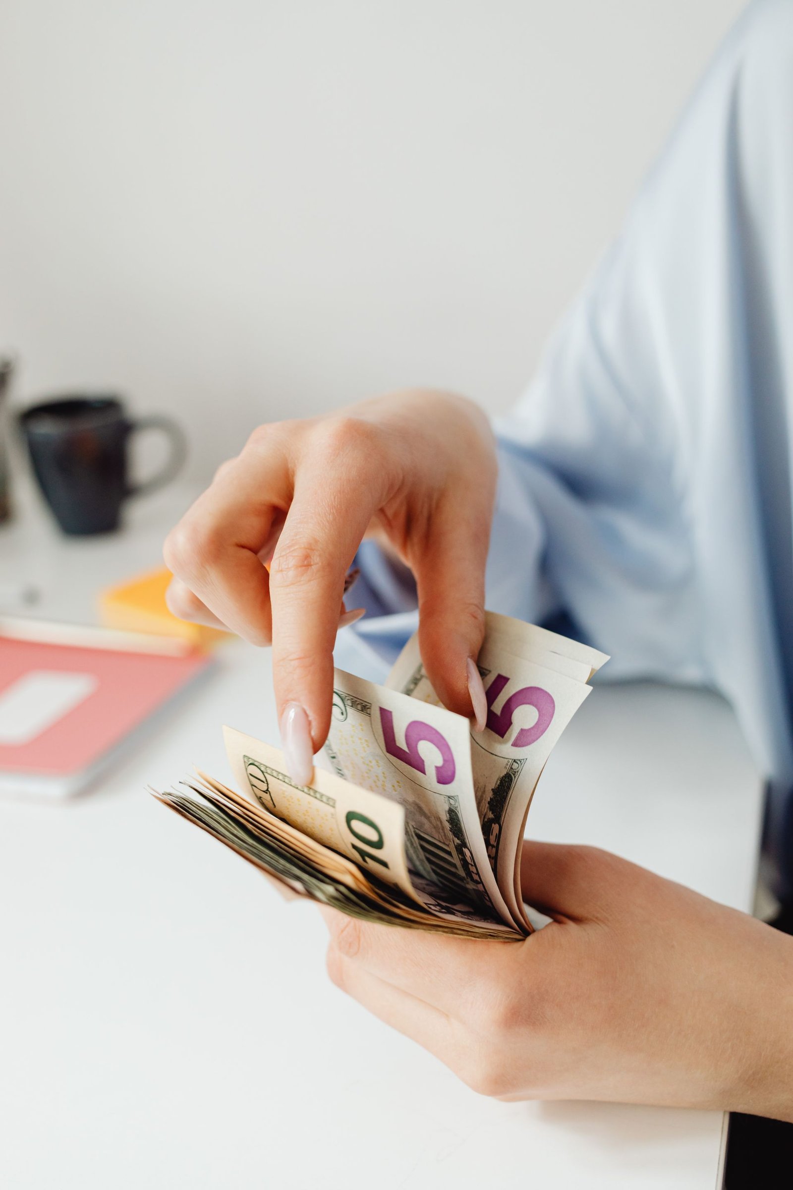 Manos contando euros - Revalorización